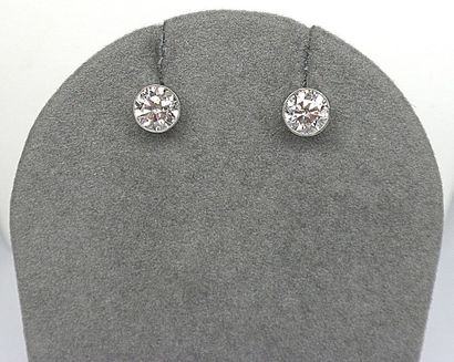 Paire de boucles d'oreilles or blanc sertie...