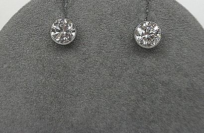 Paire de boucles d'oreilles or blanc sertie...