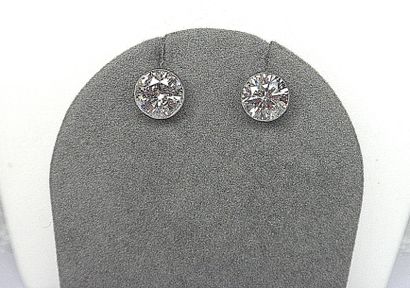 Paire de boucles d'oreilles or blanc sertie...