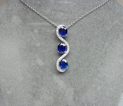 Pendentif or blanc serti de 3 saphirs ovales...