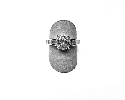 Bague solitaire or blanc centrée d'un diamant...