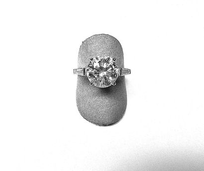Bague solitaire or blanc 4 griffes centrée...