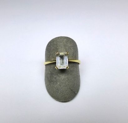 Bague or jaune ornée d'une aigue-marine taille...