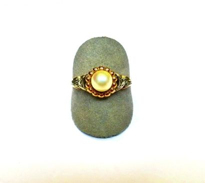 Bague or jaune sertie d'une perle de culture...
