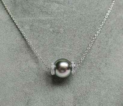 Pendentif or blanc sur sa chaîne orné d'une...