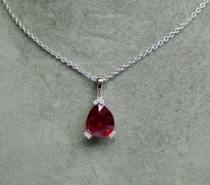 Pendentif or blanc orné d'un rubis traité...