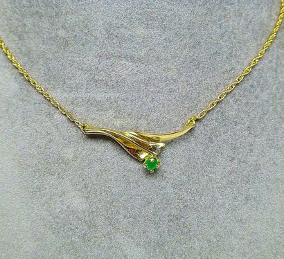Pendentif or jaune centré d'une émeraude...