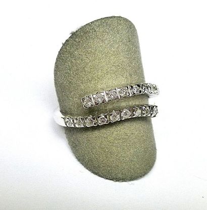 Bague or blanc double anneau serti griffes...