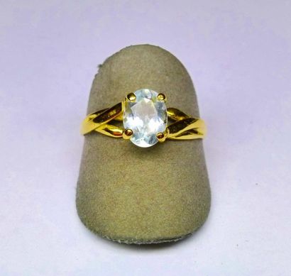 Bague or jaune centrée d'une aigue-marine...