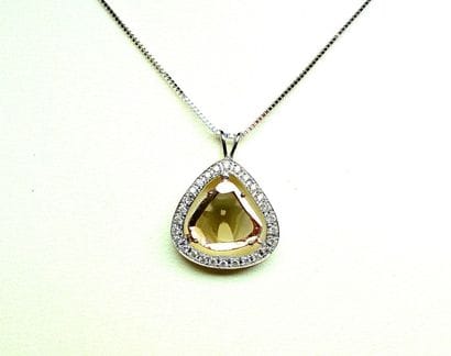 Pendentif bicolore or blanc et or rose centré...