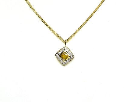 Pendentif or jaune centré d'un diamant carré...
