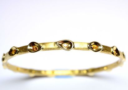 Bracelet jonc en or jaune brossé serti de...