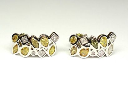 Paire de boucles d'oreilles or blanc serti...