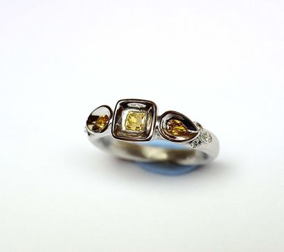 Bague en or blanc brossé serti par 3 diamants...