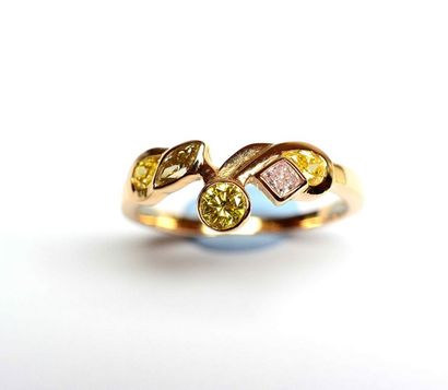 Bague en or rose sertie par 5 diamants taillés...