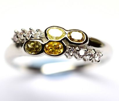 Bague en or blanc sertie par quatre diamants...