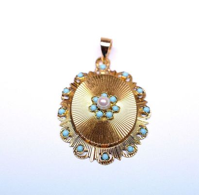 Pendentif or jaune stiée centré d'une perle...