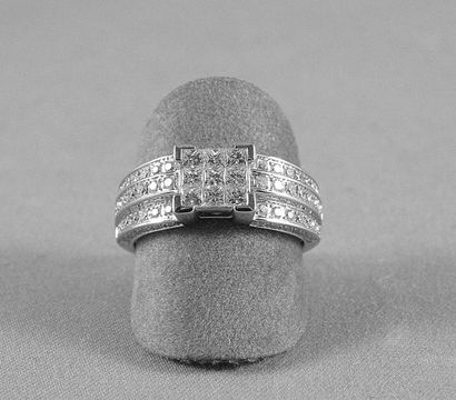 Bague sertie en son centre de 9 diamants...
