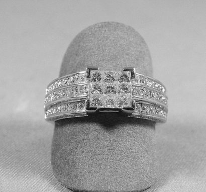 Bague sertie en son centre de 9 diamants...