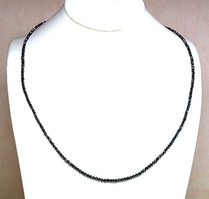 Collier en diamants noir pesant 16,27 cts....