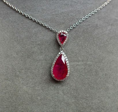 Pendentif or blanc soutenant 2 rubis goutte...