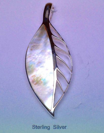 Pendentif forme feuille stylisée en argent,...