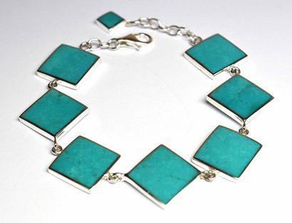 Bracelet en argent soutenant des turquoises...