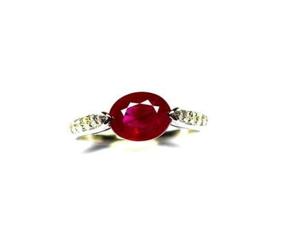 Bague or blanc centrée d'un rubis ovale Birman...