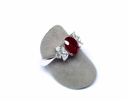 Bague or blanc centrée d'un rubis ovale BIRMAN...