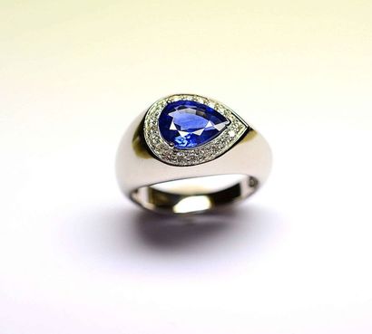 Bague jonc centrée d'un saphir probablement...