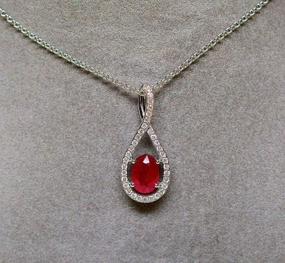 Pendentif or blanc stylisé serti de diamants...