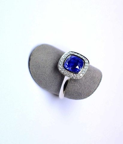 Bague or blanc soutenant en clos un saphir...