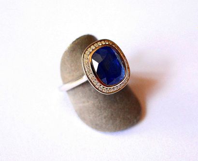 Bague or blanc centrée en clos d'un saphir...