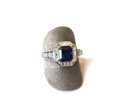 Bague or blanc ornée en clos d'un saphir...