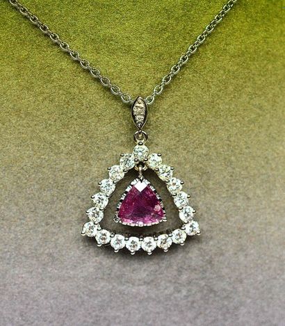 Pendentif or blanc centré d'un rare saphir...