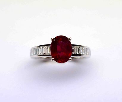 Bague or blanc soutenant un rubis ovale probalement...