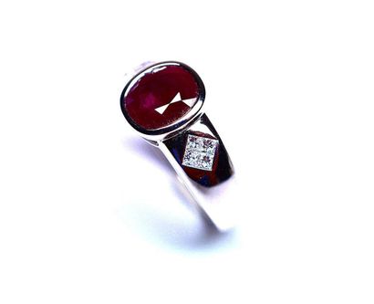 Bague or blanc en clos d'un rubis BIRMAN...