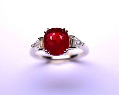 Bague or blanc sertie d'un rubis ovale BIRMAN...