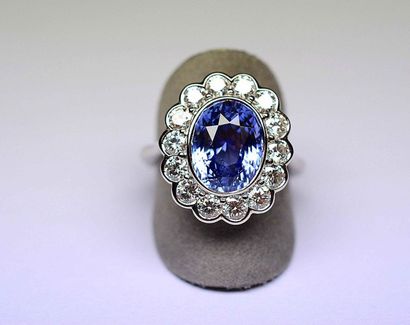 Bague or blanc centrée en clos d'un saphir...