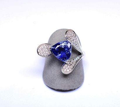 Bague or blanc formant 3 branches sertis...
