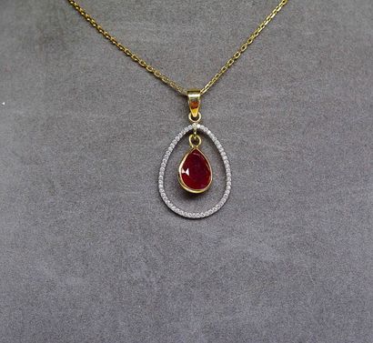 Pendentif bicolore soutenant en clos un rubis...
