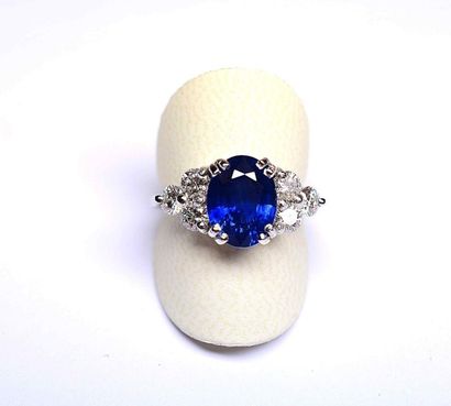 Bague or blanc centrée d'un saphir ovale...