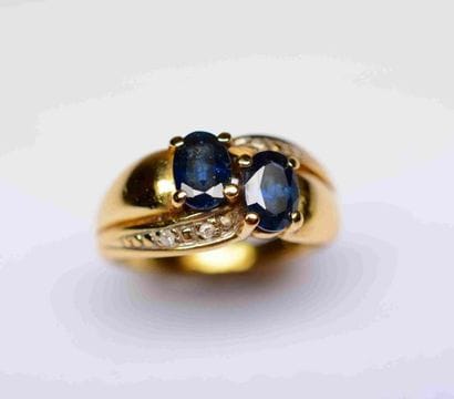 Bague or jaune centrée de 2 saphirs ovales...