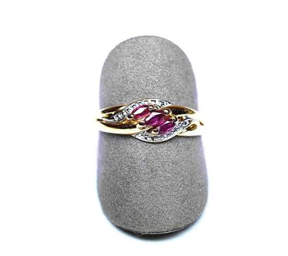 Bague bicolore centrée de 3 rubis navettes....