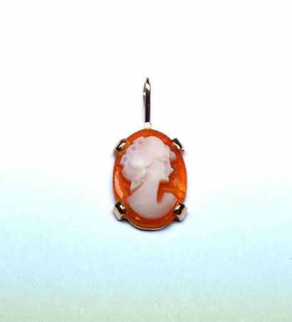 Pendentif or jaune serti 4 griffes d'un camée...