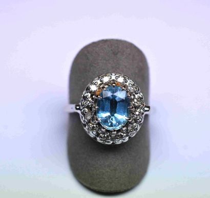 Bague or blanc centrée d'une topaze ovale...