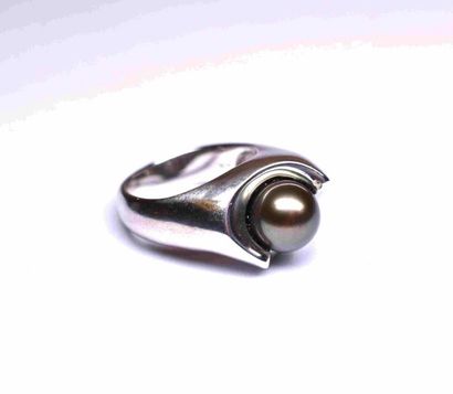 Bague argent de forme moderne stylisée soutenant...