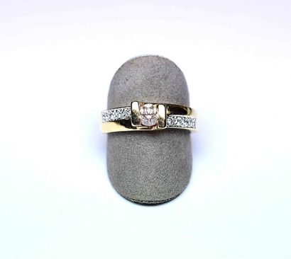 Bague or jaune serti barettes d'un diamant...