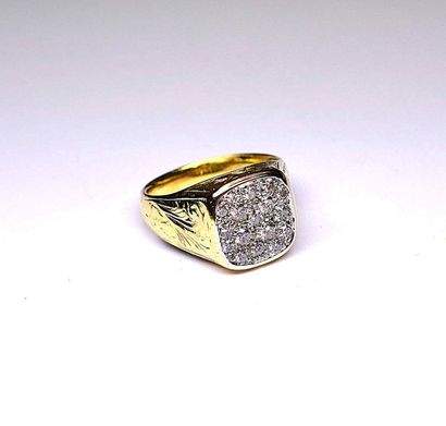 Bague chevalière en or jaune, corps gravé,...