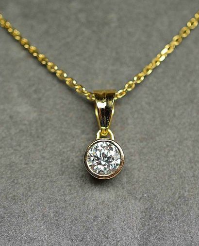 Pendentif or jaune en clos d'un diamant rond...